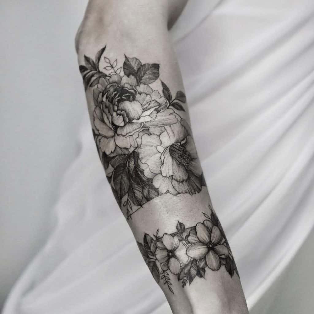 Tatuaje de manga de flor negra y gris 1