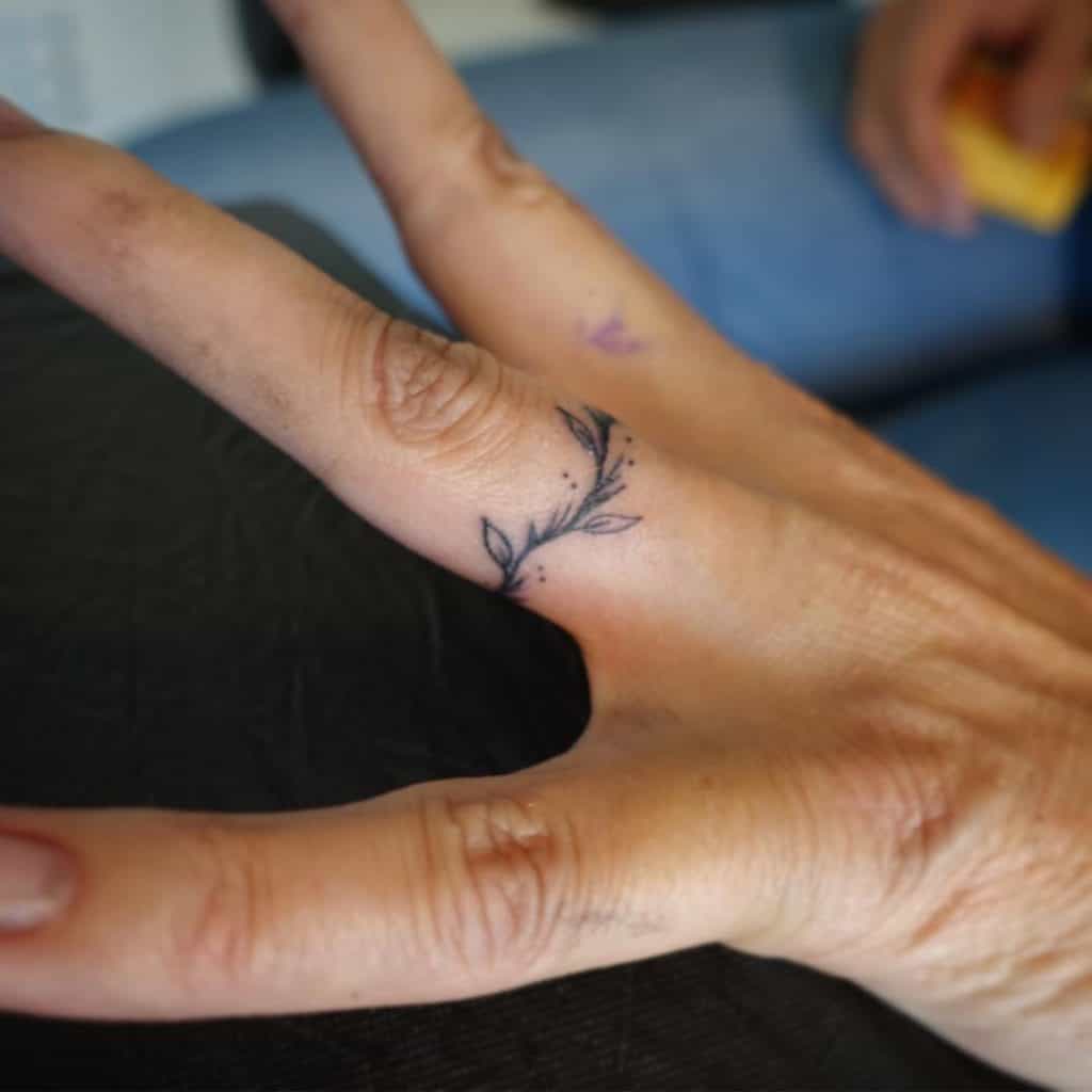El tatuaje del anillo de dedo 2