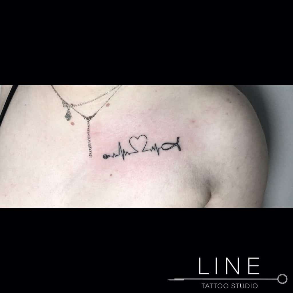 Tatuaje minimalista del latido del corazón 3