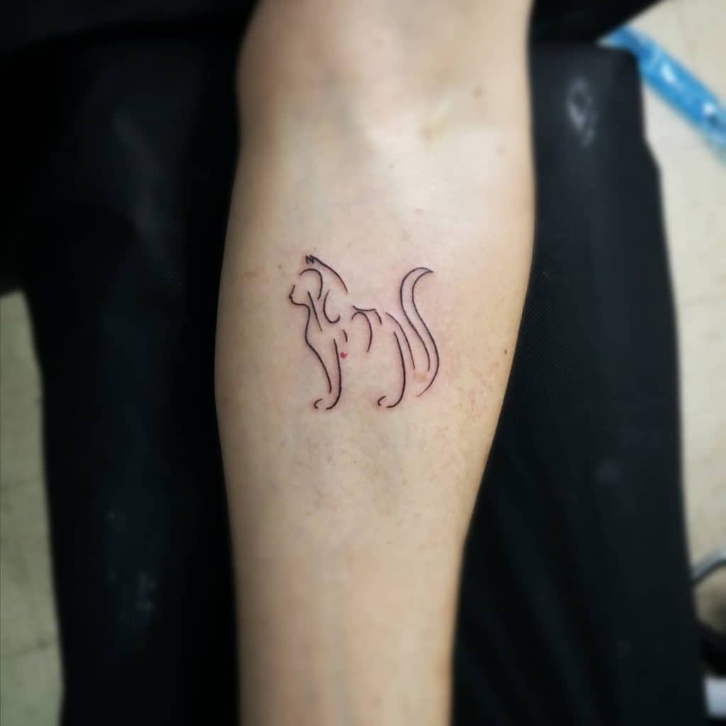 Tatuaje minimalista de silueta de gato 2