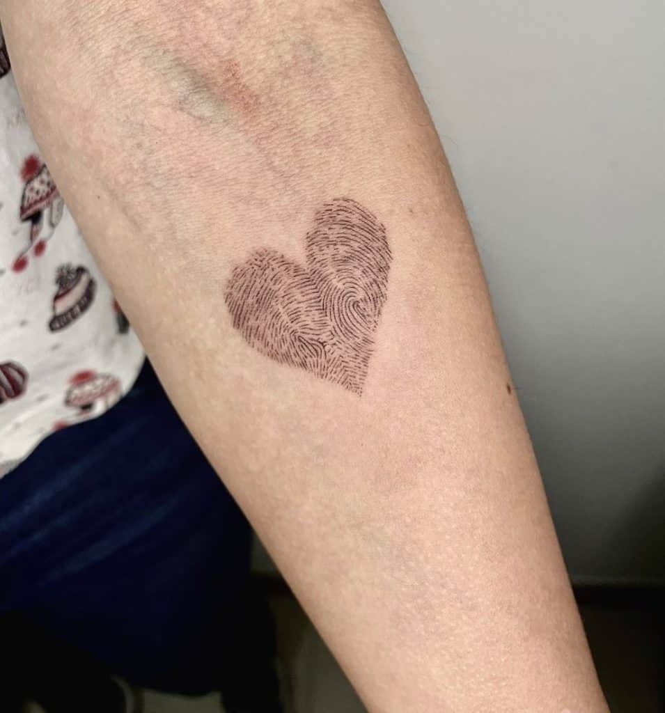 Idea de tatuaje de huellas dactilares de amor