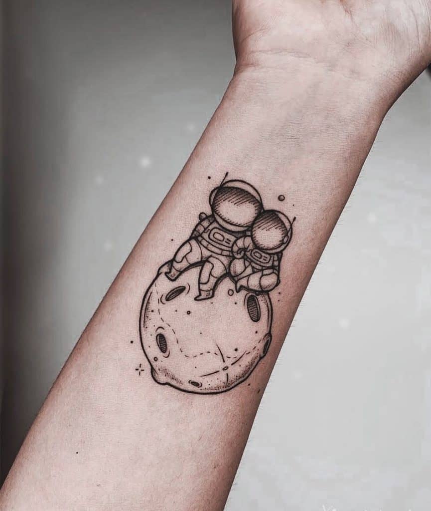 Lindo astronauta antebrazo amor tatuaje 