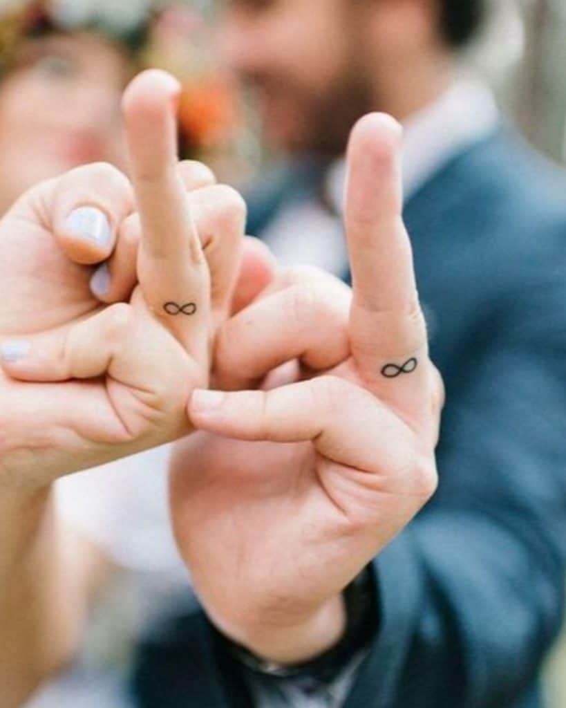 Tatuaje de anillo de bodas tradicional infinito 1
