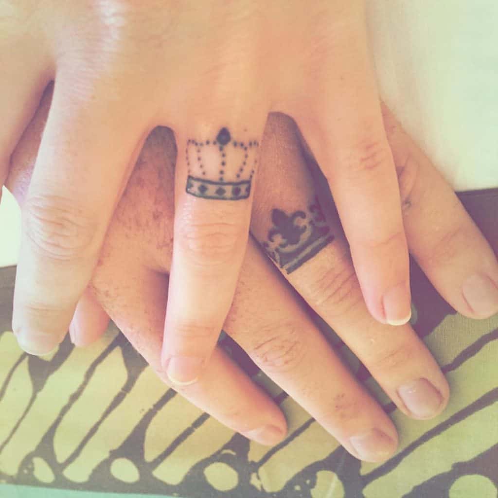 Ideas de tatuajes de anillos de bodas de corona 2