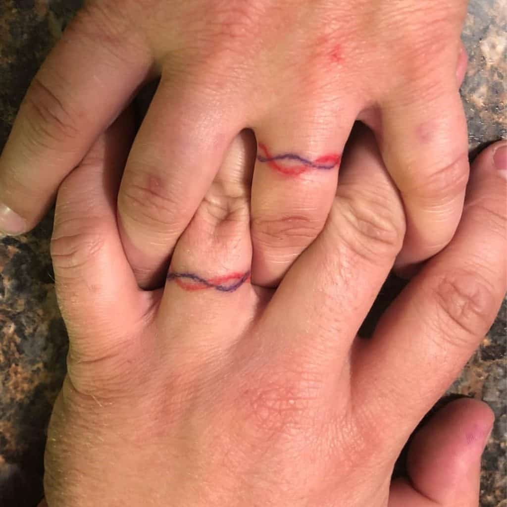 Tatuaje de anillo de bodas tradicional infinito 3