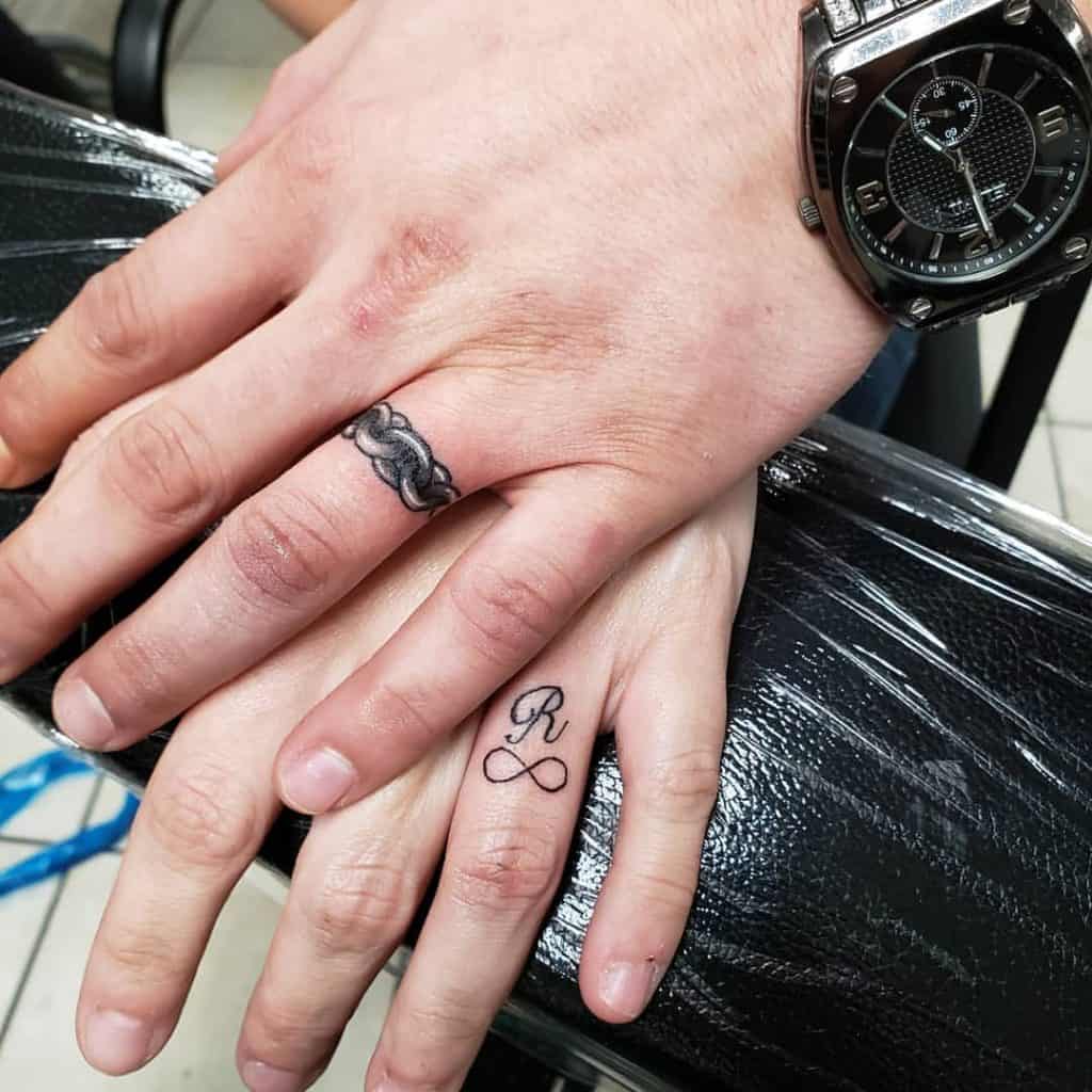Tatuaje de anillo de bodas tradicional infinito 2