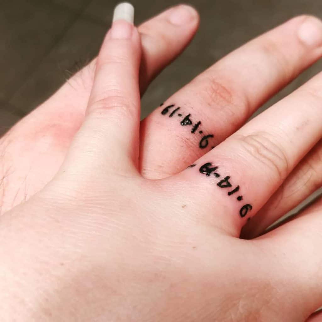 Fecha anillo de bodas dedo tatuaje 1