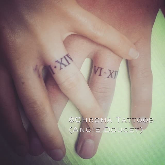 Fecha anillo de bodas dedo tatuaje 2