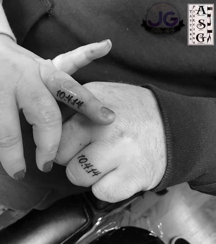 Fecha anillo de bodas dedo tatuaje 3