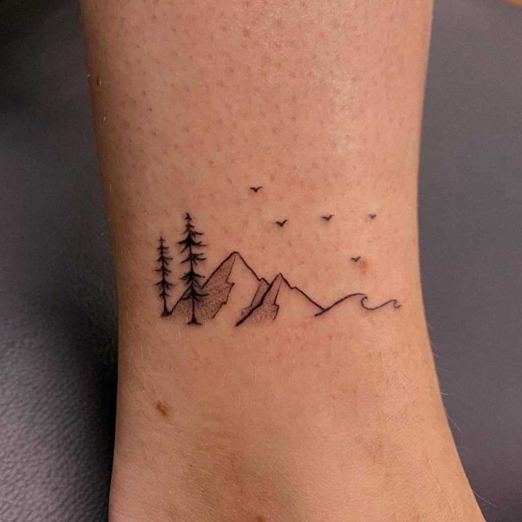 Tatuaje de contorno de montaña simple 1