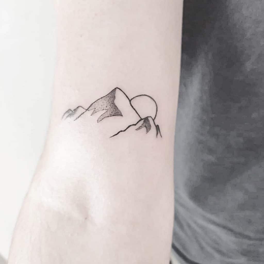 Tatuaje de contorno de montaña simple 4