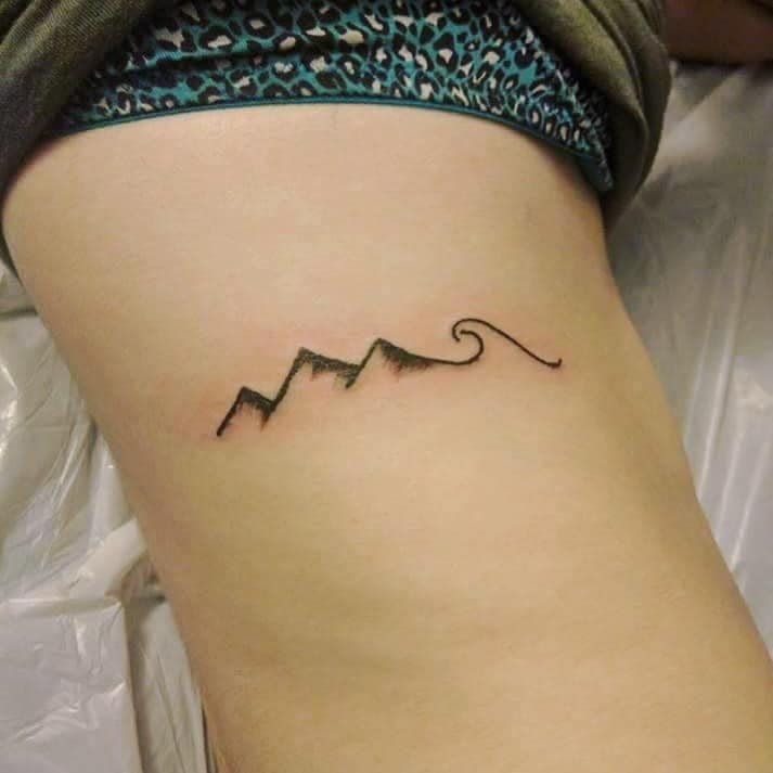 Tatuaje de contorno de montaña simple 3