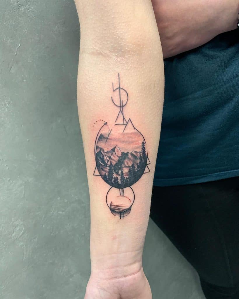 Tatuaje geométrico de montaña 2