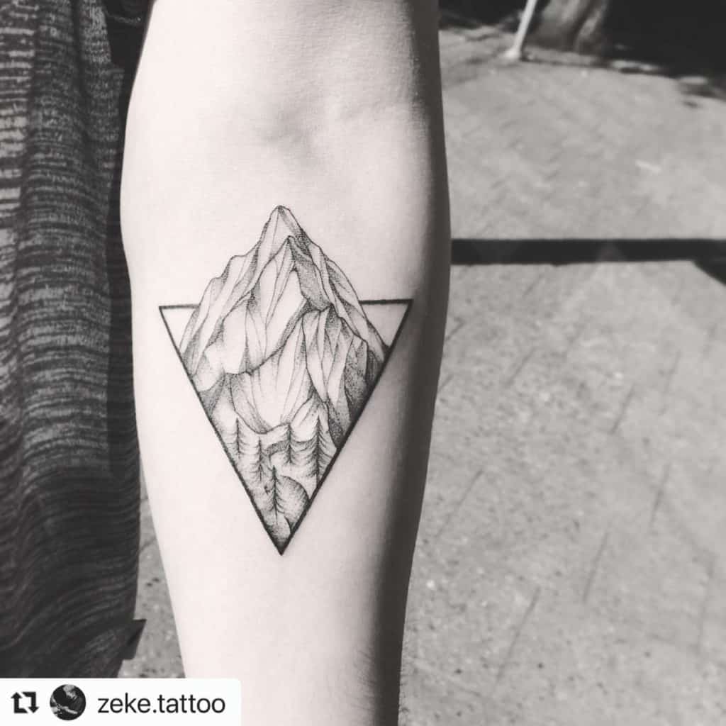 Tatuaje geométrico de montaña 3