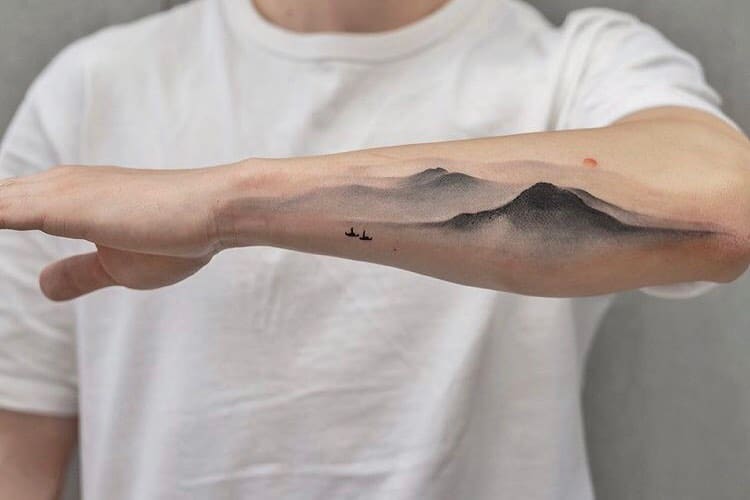 Tatuaje de montaña sombreada ahumada 1