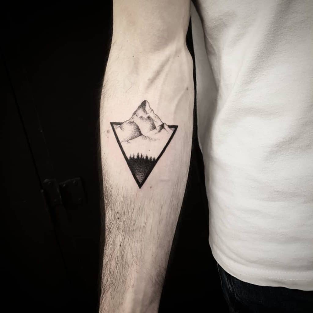 Tatuaje geométrico de montaña 6