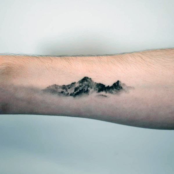 Tatuaje de montaña con sombreado ahumado 5