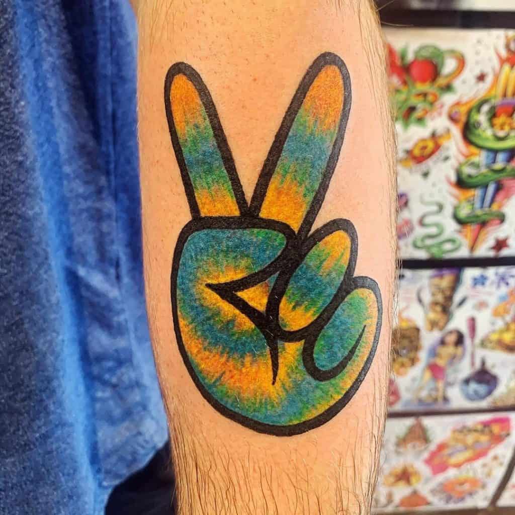 Tatuaje azul y amarillo por la paz 