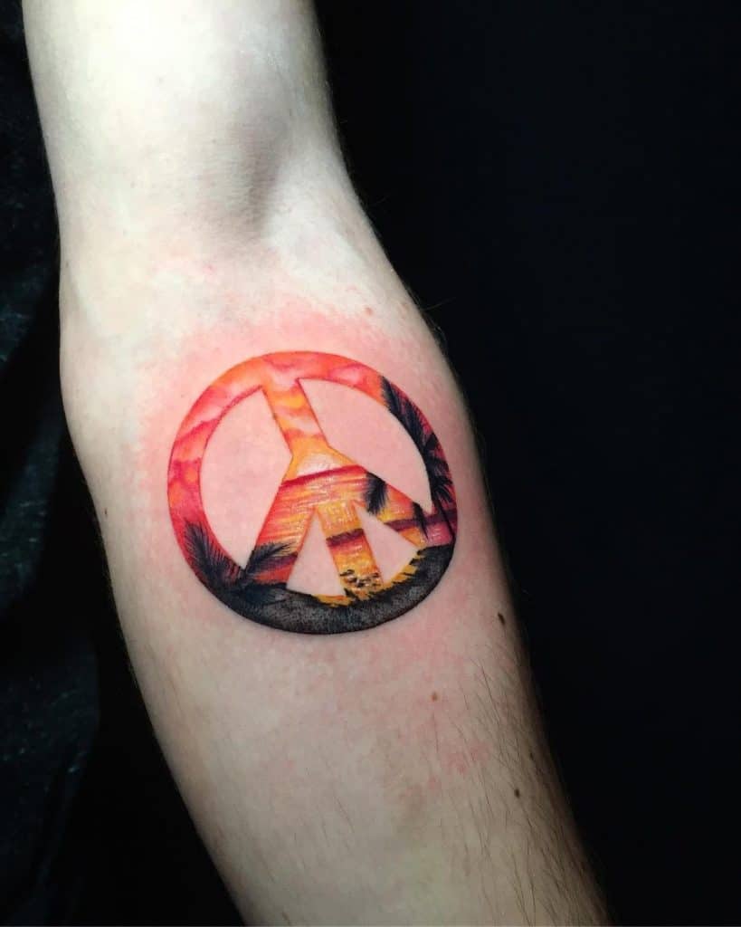 Tatuaje rojo y naranja brillante para la paz