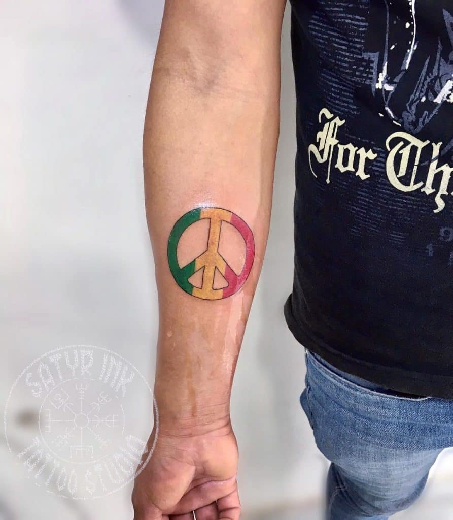 Tatuaje de antebrazo brillante inspirado en la paz 