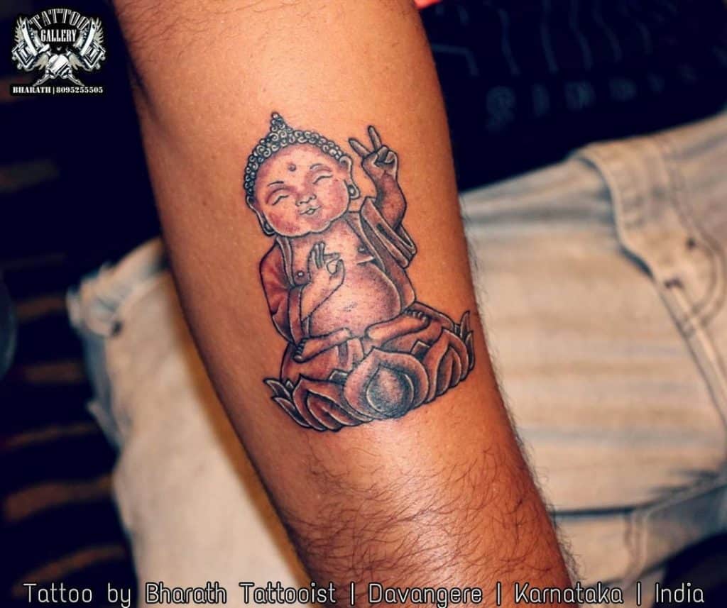 Pequeño tatuaje de Buda que muestra la paz 