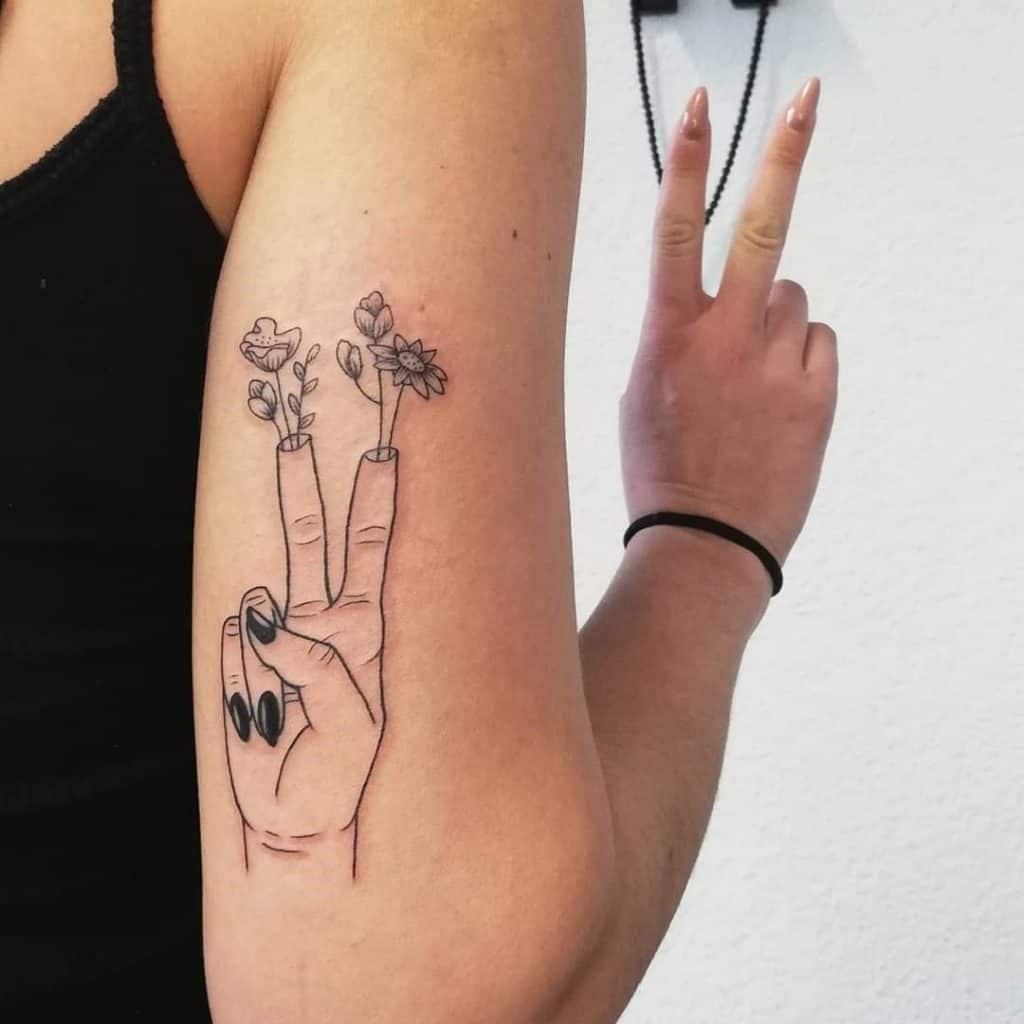 Tatuaje floral femenino de la paz 