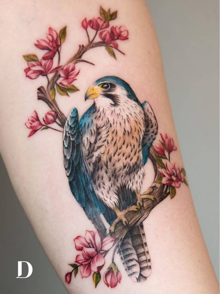 Diseños de tatuajes de águila inspirados en flores 