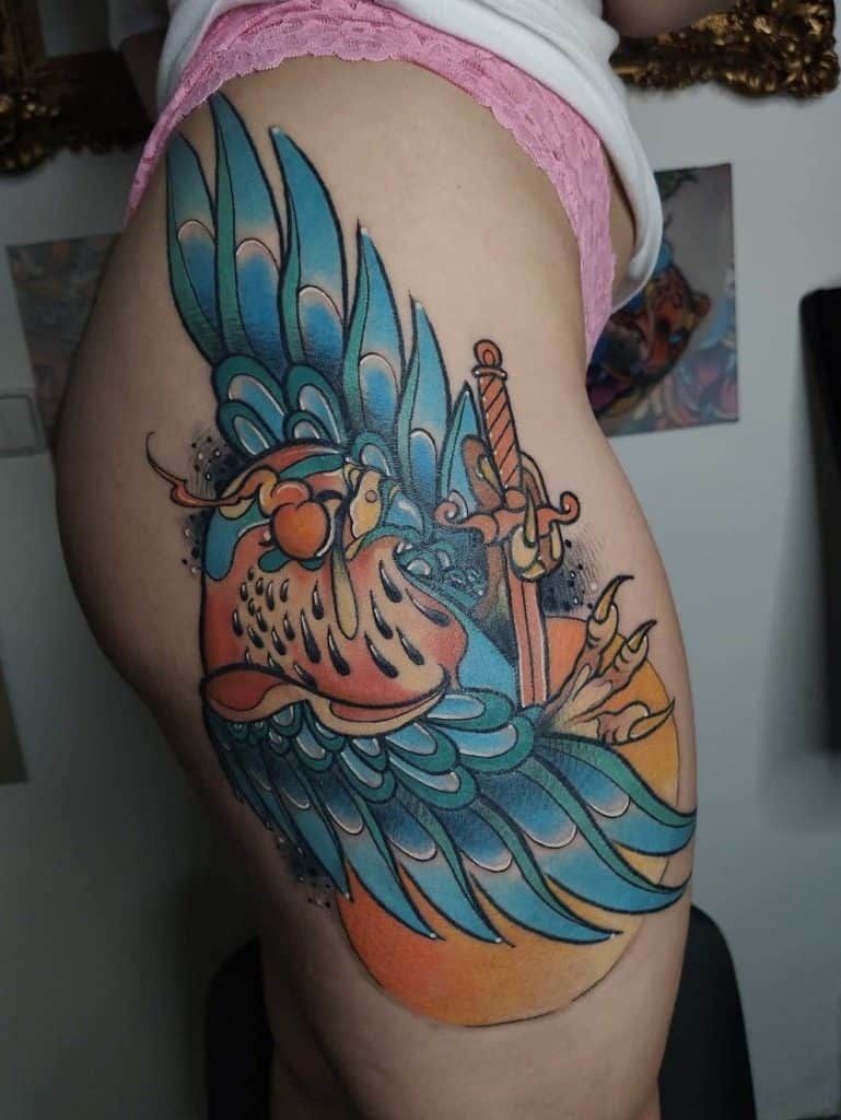 Imágenes de tatuaje de águila sobre el muslo 