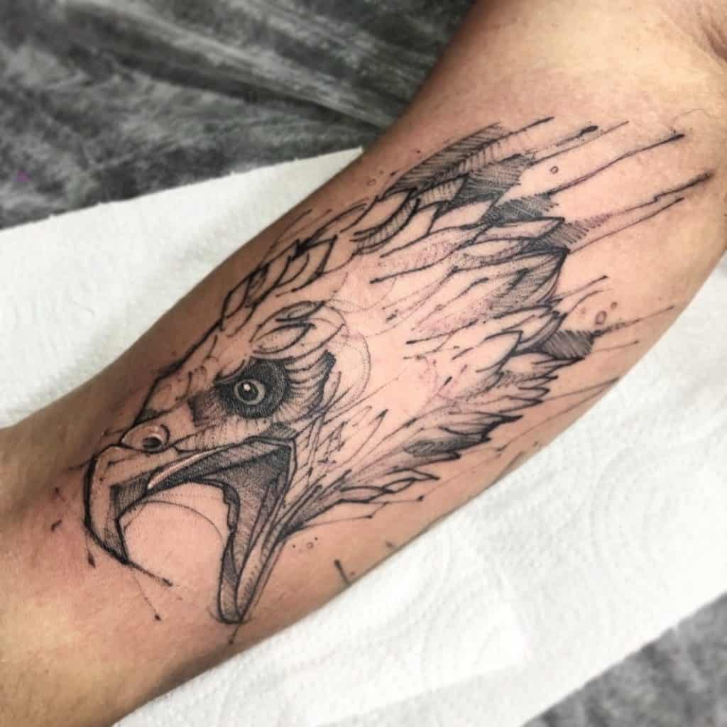 Tatuaje de águila en el brazo, diseño negro 