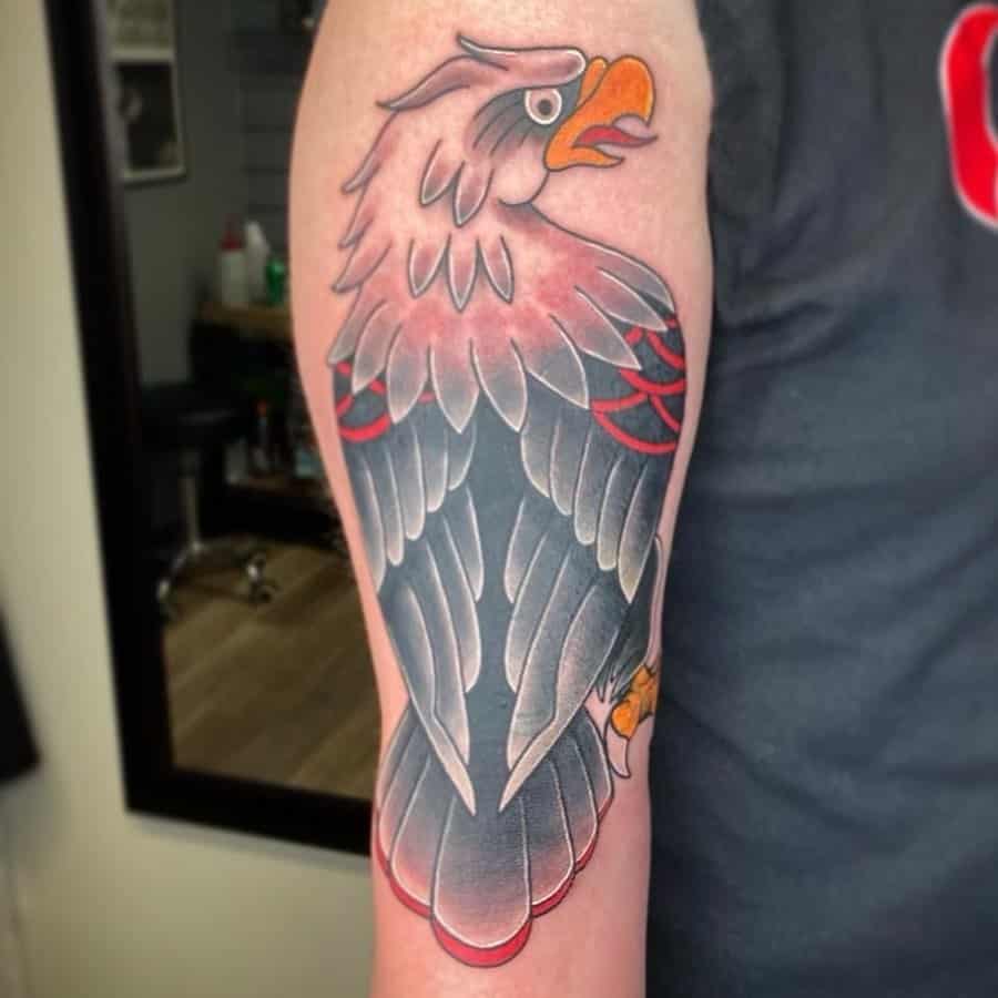 Idea del brazo del tatuaje del águila americana