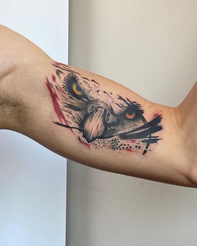 Tatuaje de águila en el brazo rojo y negro 