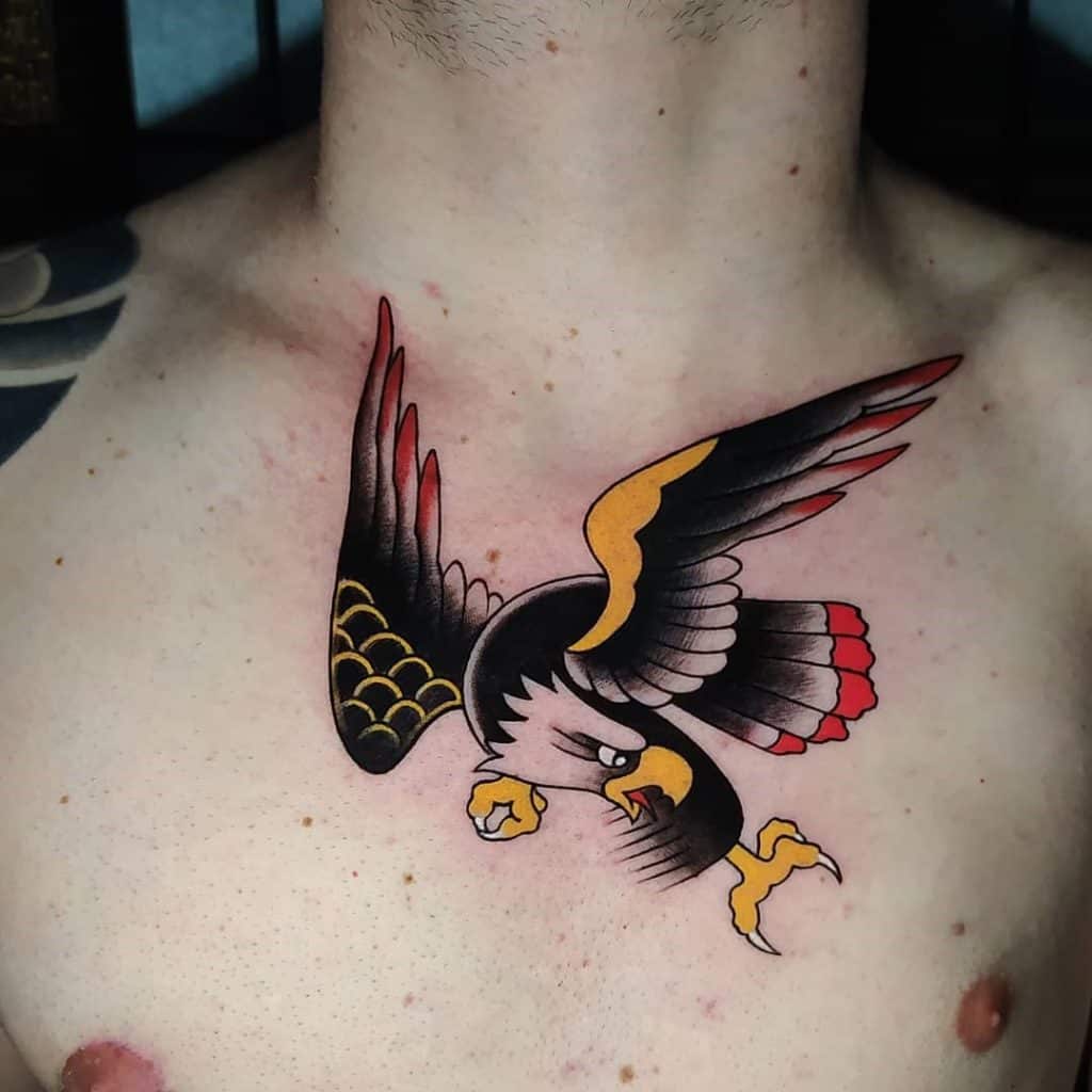 Tatuaje de águila en el pecho Idea negra, roja y amarilla 