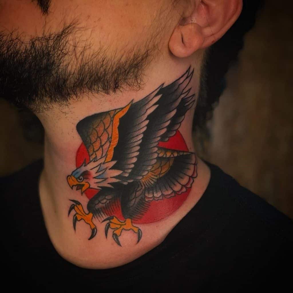 Tatuaje de águila en el cuello Idea negra 