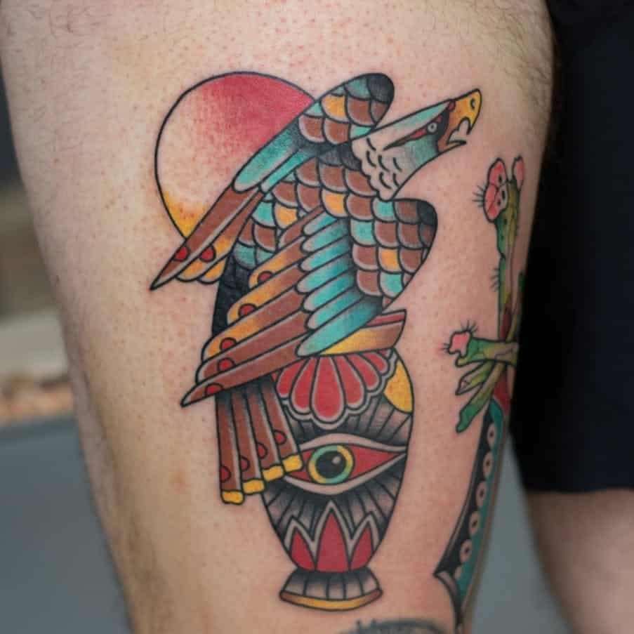 Diseño colorido del tatuaje tribal del águila 