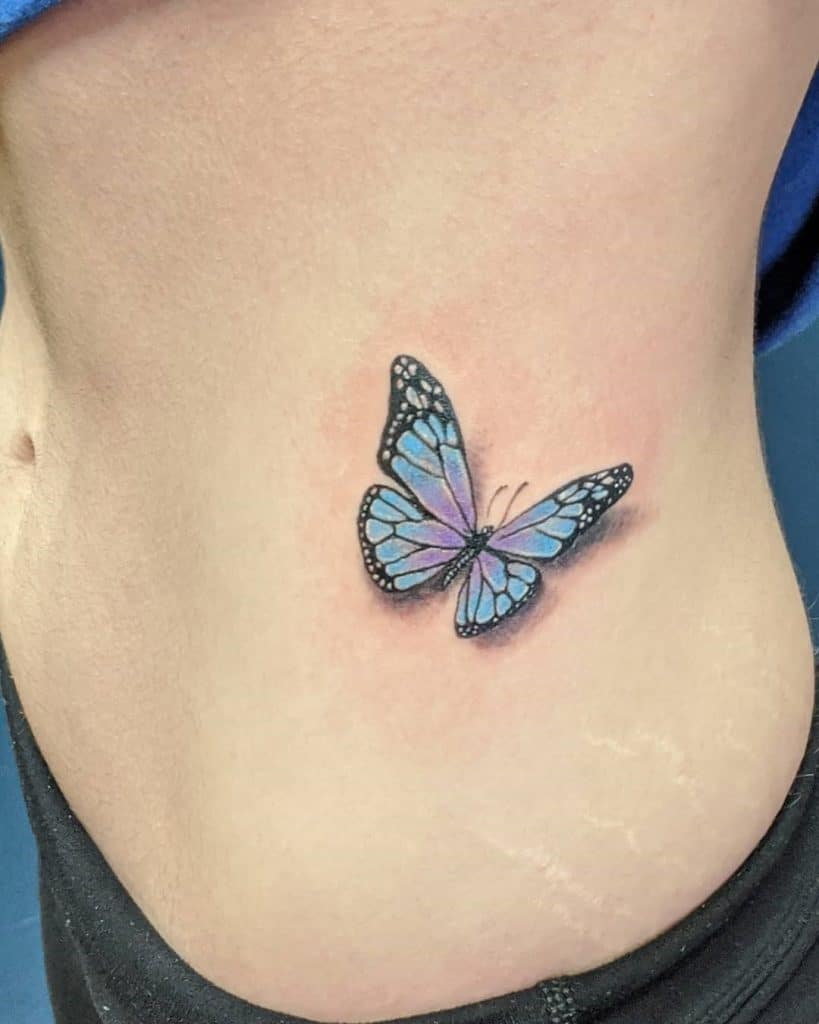 Tatuaje de mariposa 3D en la cintura