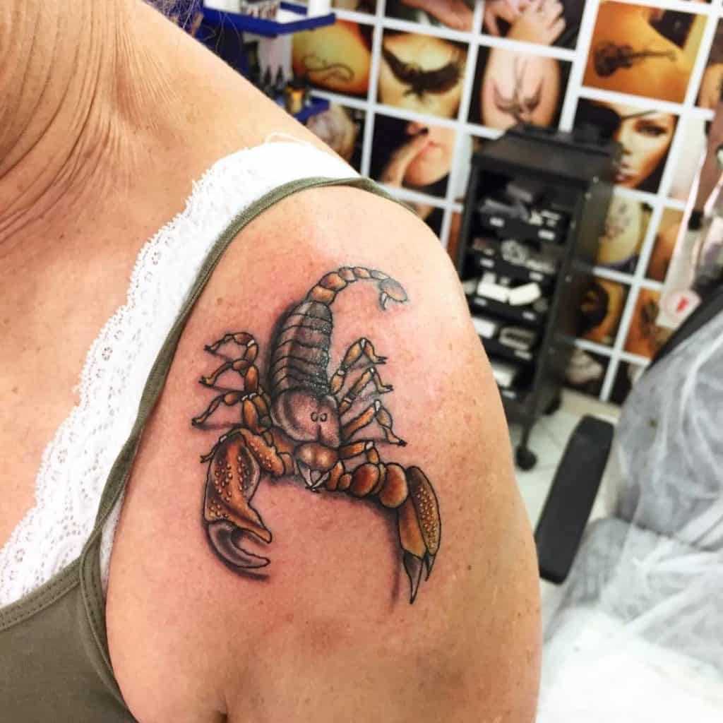 Tatuaje de escorpión 3D en el hombro