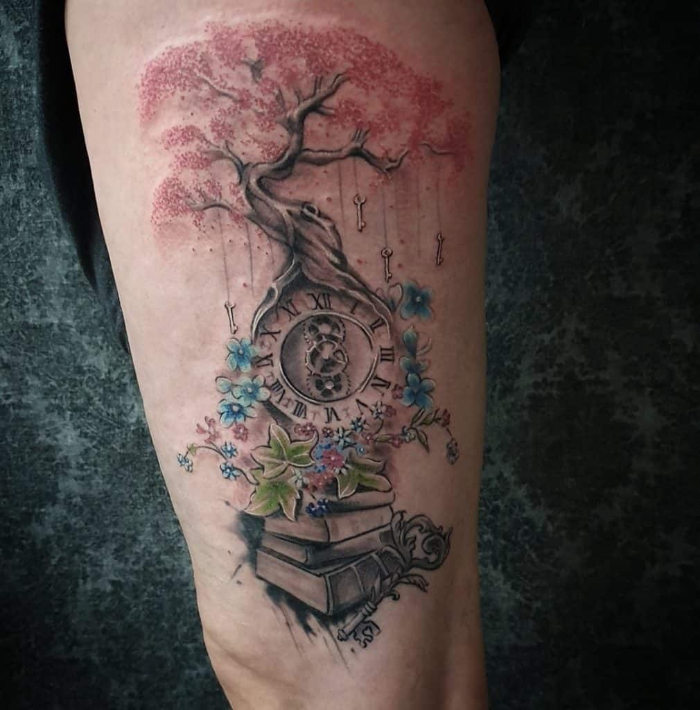 Reloj 3D y tatuaje de árbol