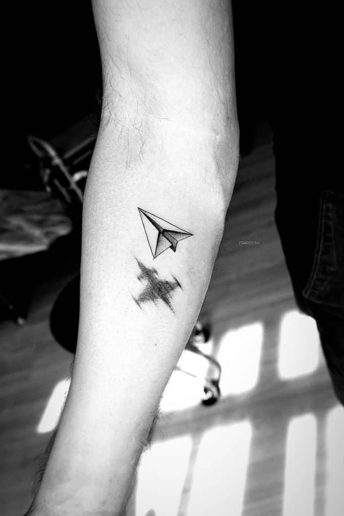 Idea de tatuaje de avión de papel en blanco y negro