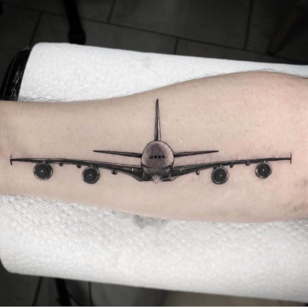 Idea de tatuaje de avión pequeño antebrazo