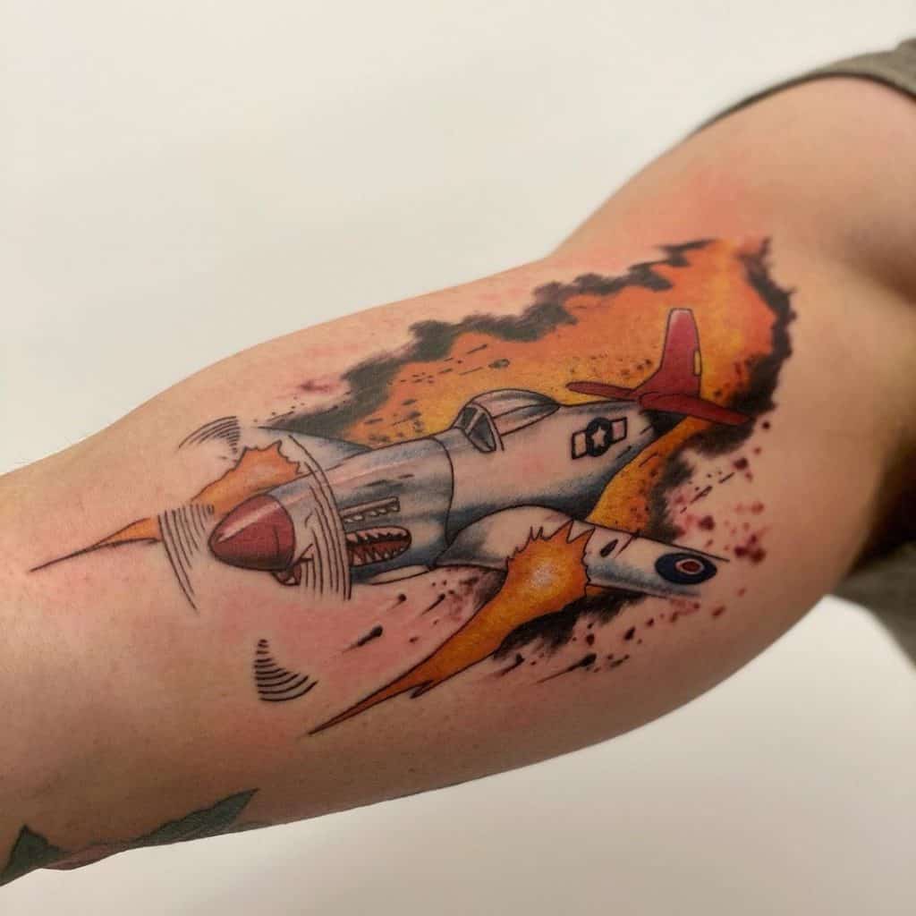 Tatuaje de avión ardiente caliente