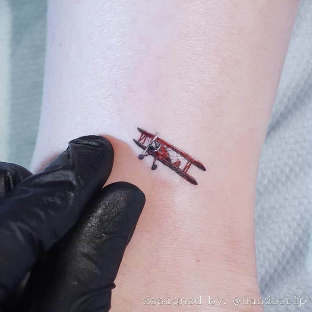 Tatuaje de avión simple tinta roja