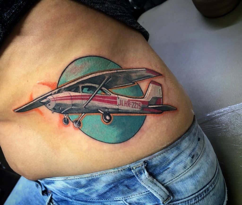 Estómago de tatuaje de avión dramático y grande