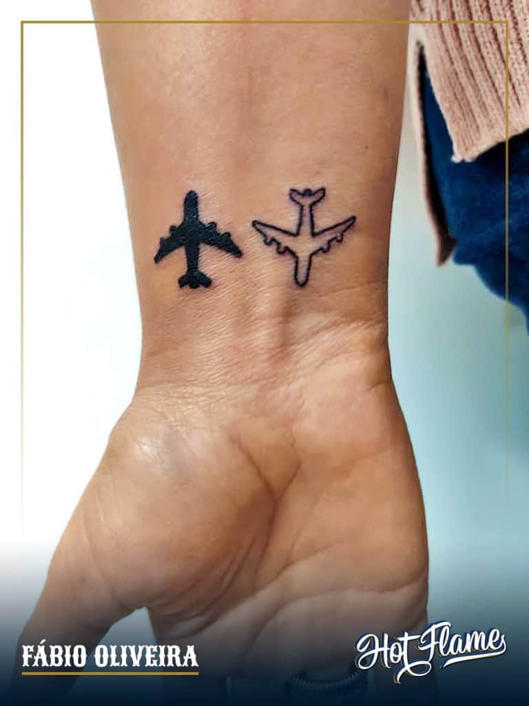 Tatuaje de avión a juego sobre la muñeca 