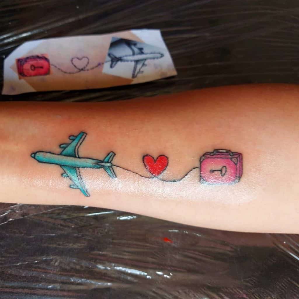 Tatuaje de avión inspirado en un viaje único 