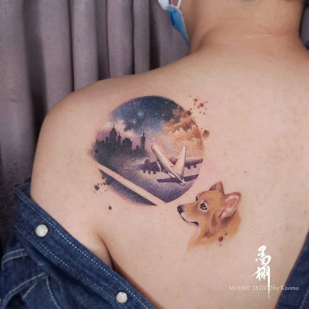 Tatuaje de avión de hombro artístico 