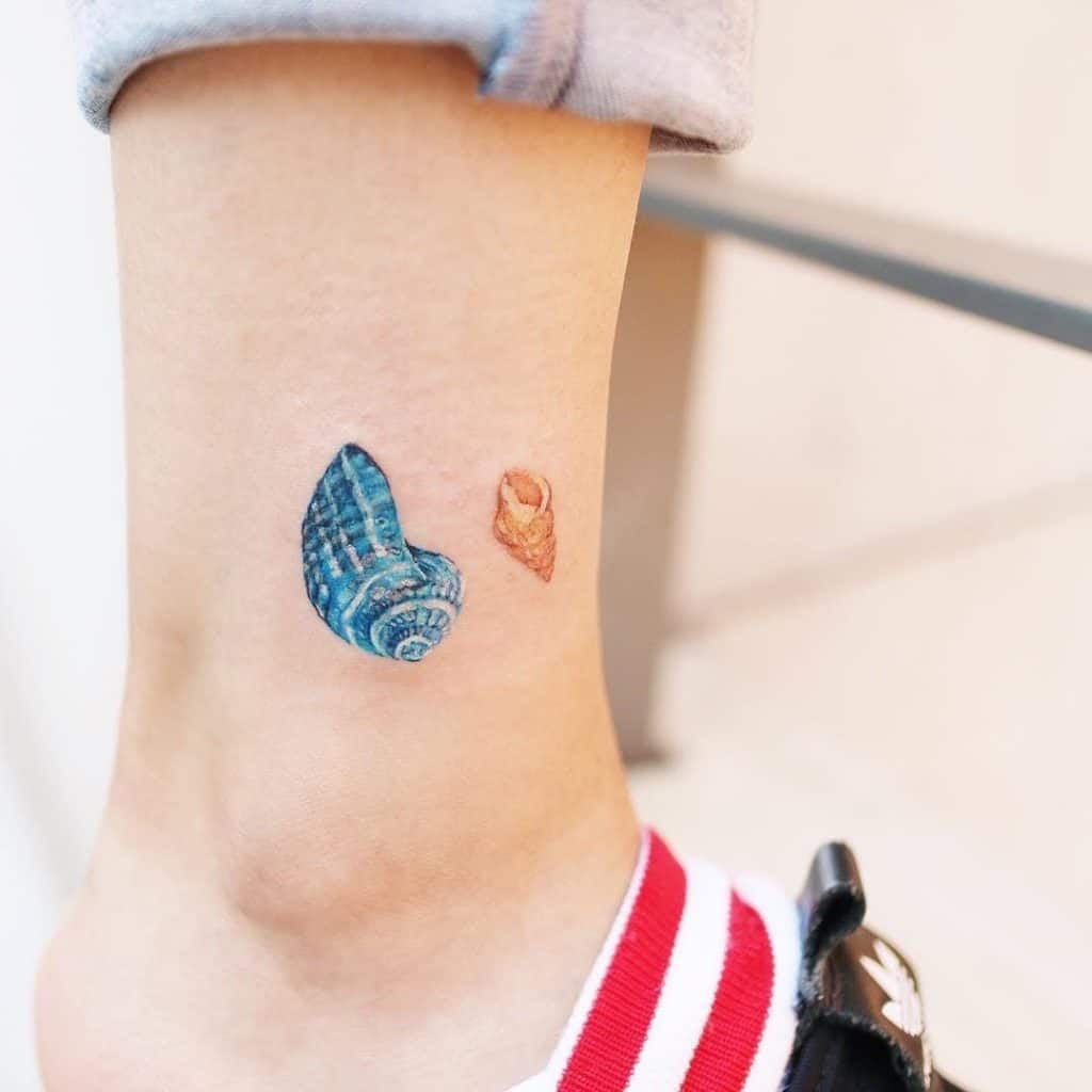 Idea de concha de tatuaje de tobillo