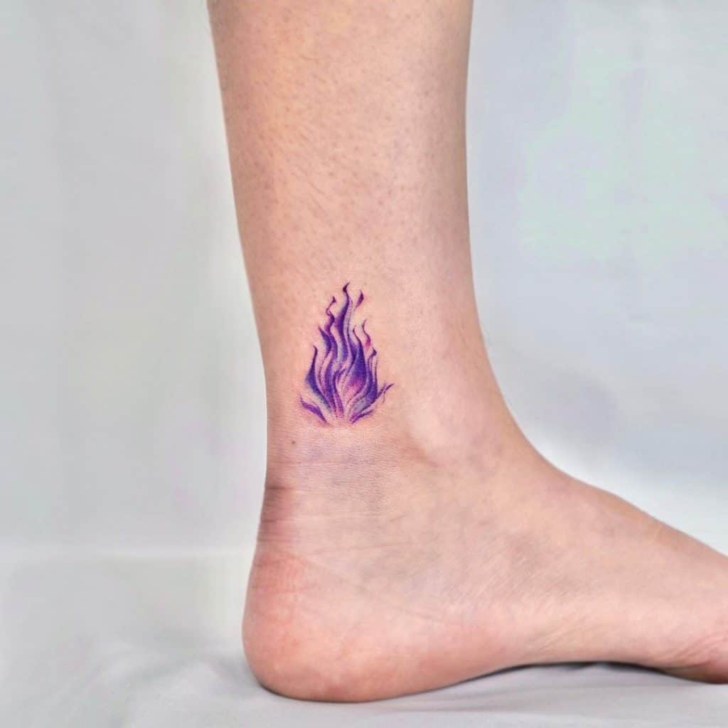 Tatuaje de tobillo de llama ardiente 