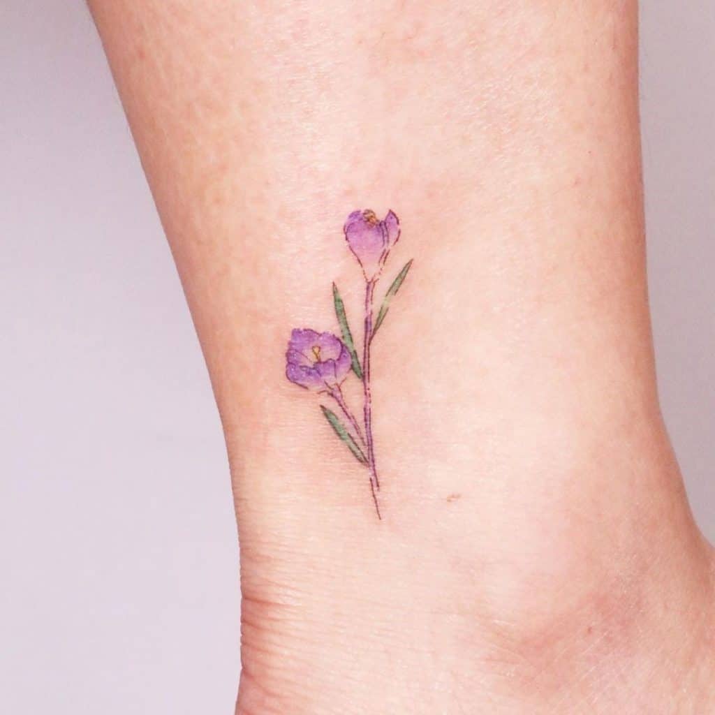 Tatuaje de flor de tobillo púrpura 