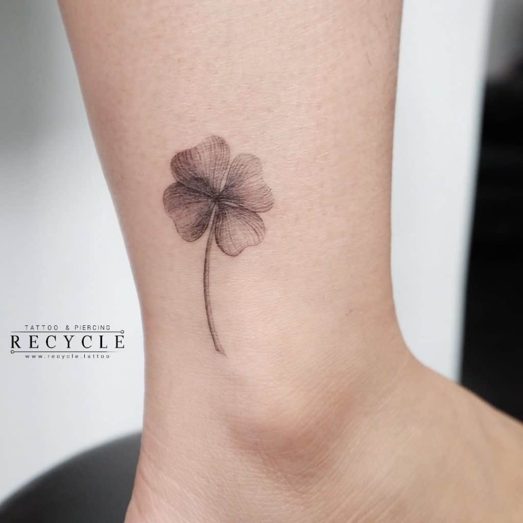 Pequeño tatuaje de tobillo de flor negra
