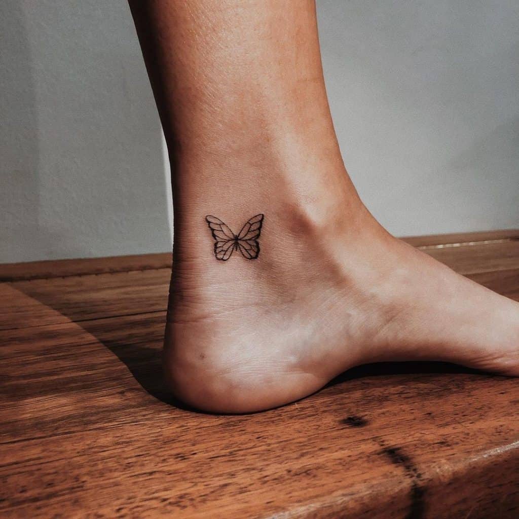 Idea de tatuajes de mariposa en el tobillo lateral